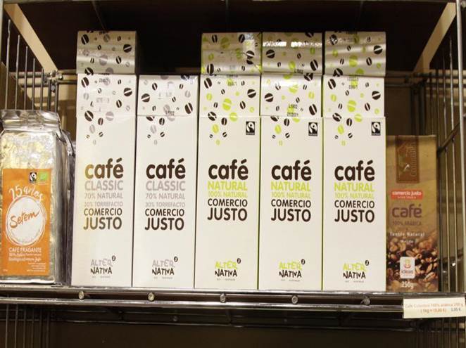 Café de comercio justo en una tienda especializada.